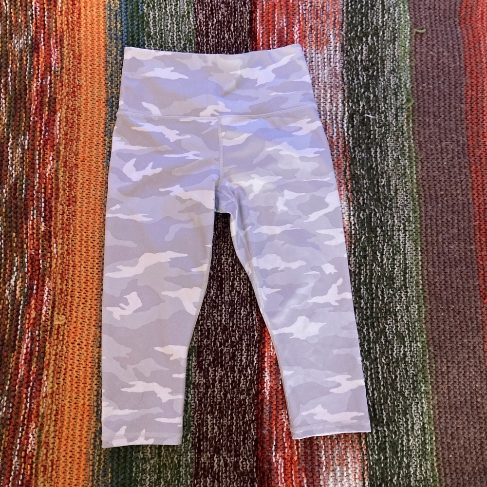 Athleta Elation Camo Crop - Small White/Gray